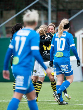 Madeleine Tegström kramar om Helén Holmgren, AIK, som