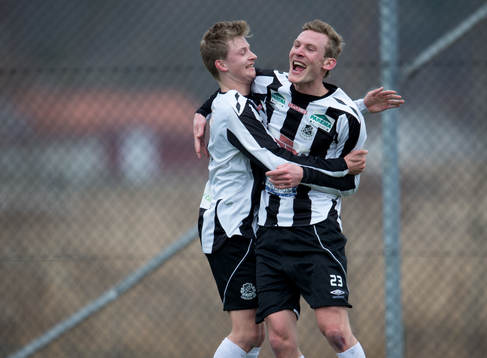 Magnus Larsson gör 2-2 för Lindome, jubel Joakim