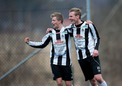 Magnus Larsson gör 2-2 för Lindome, jubel Joakim