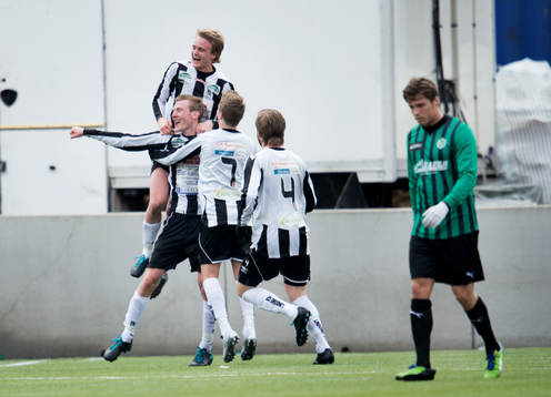 Lindome gör 3-2 genom Magnus Larsson, jubel