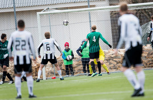 Lindome gör 3-2 genom Magnus Larsson
