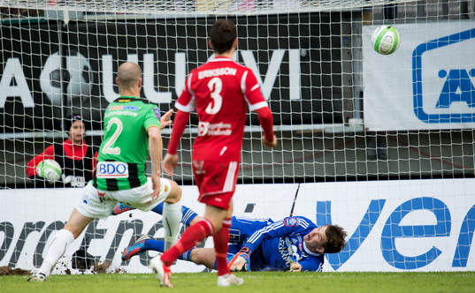 Degerfors målvakt August Strömberg ser bollen gå in