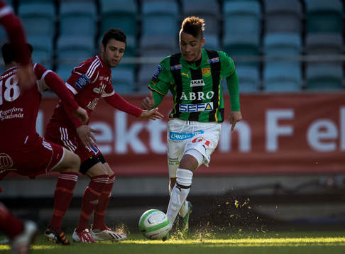Malkolm Moenza, Gais