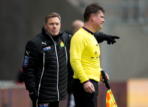 Thomas Askebrand, tränare Gais, snackar med linjedomaren