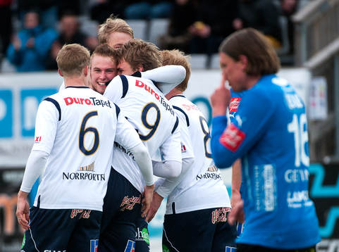 Johan Oremo, Gefle, får en kram av lagkamraten Alexander