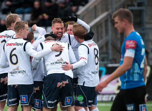 David Fällman, i mitten, jublar med laget