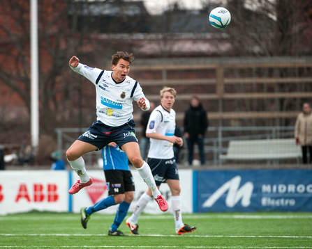 Marcus Hansson, Gefle, nickar bort bollen från Gefles