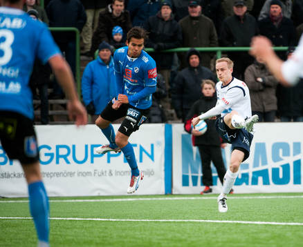 Kristinn Steindorsson, Halmstad, skyddar sig när Pär Asp,