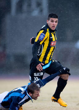 Peter Nymann Mikkelsen, Djurgården, försöker få tag i