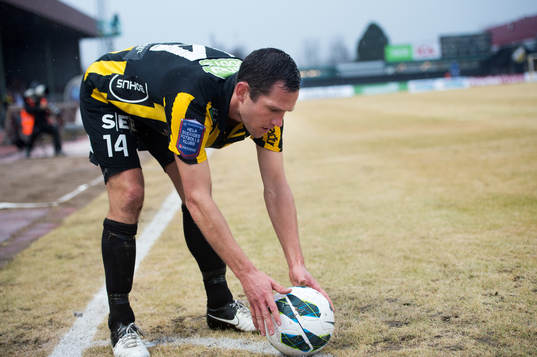 Martin Ericsson, Häcken, lägger upp bollen för att slå