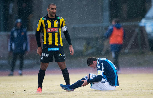 Erton Fejzullahu, Djurgården, ligger skadad. Mohammed Ali