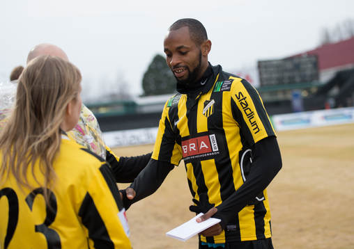 Rene Makondele, Häcken, får pris innan matchen