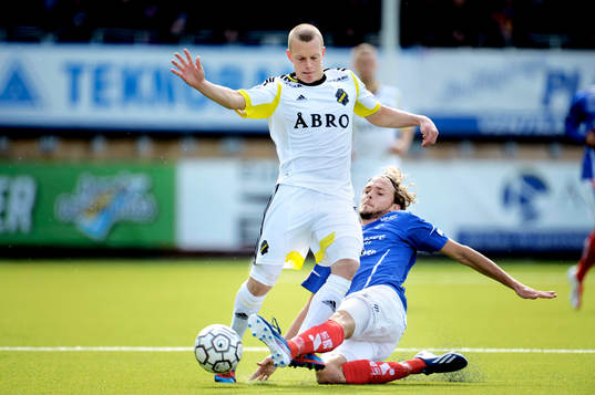 Daniel Gustavsson, AIK stoppas av Tom Pettersson,