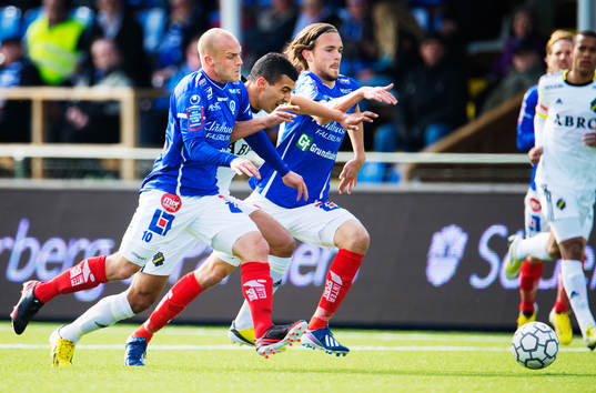 Nabil Bahoui, AIK, kämpar mot Daniel Sjölund och Tom