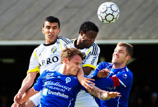Nabil Bahoui och Kennedy Igboananike, AIK, i en luftduell