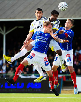 Nabil Bahoui och Kennedy Igboananike, AIK, i en luftduell