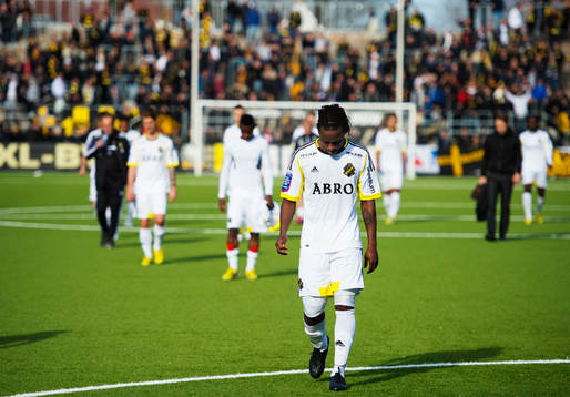 Martin Kayongo-Mutumba och andra AIK-spelare går av planen