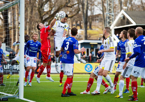 Henrik Gustavsson, målvakt, Åtvidaberg, når fram på