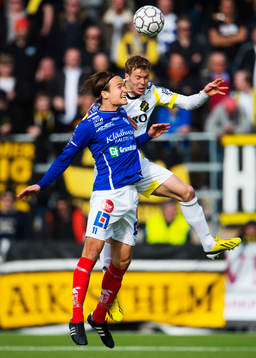 Viktor Prodell, Åtvidaberg, och Per Karlsson, AIK, i en