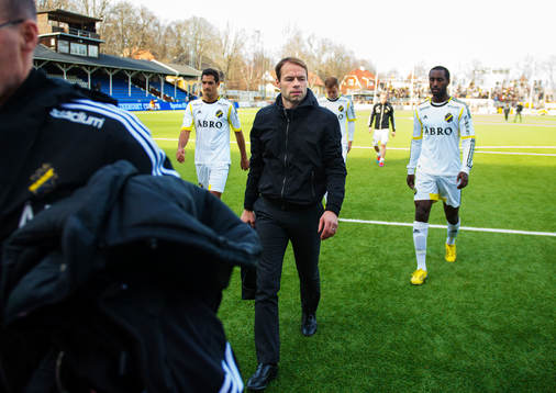 Andreas Alm, tränare AIK, lämnar planen