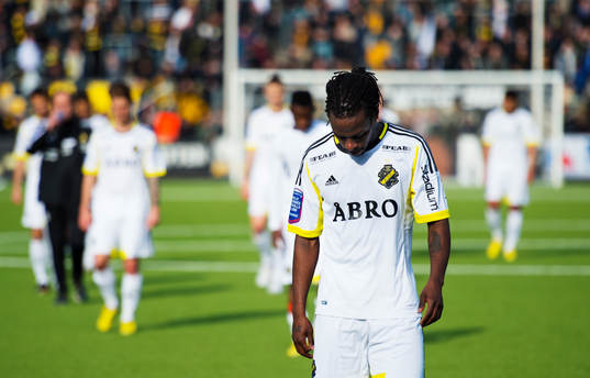 Martin Kayongo-Mutumba och andra AIK-spelare går av planen