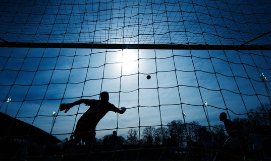 Siluett av målvakten Henrik Gustavsson, Åtvidaberg, som
