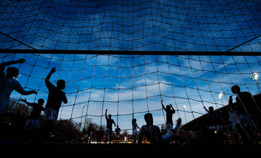 Siluett av spelare i Åtvidaberg och AIK som sträcker