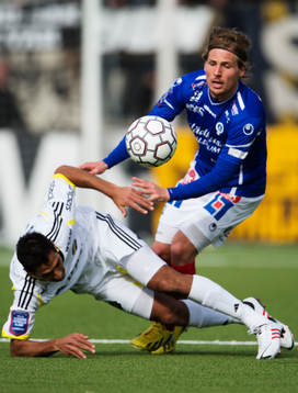Fokus på bollen när Celso Borges, AIK, faller i en