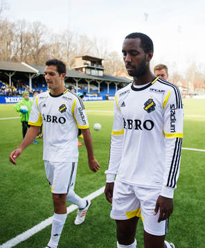 Celso Borges och Henok Goitom, AIK, lämnar planen deppandes