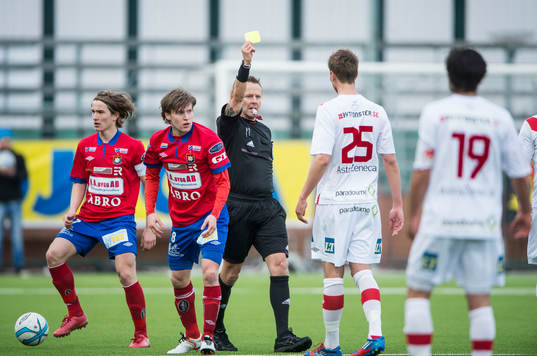 Domaren Lars Olsson delar ut ett gult kort