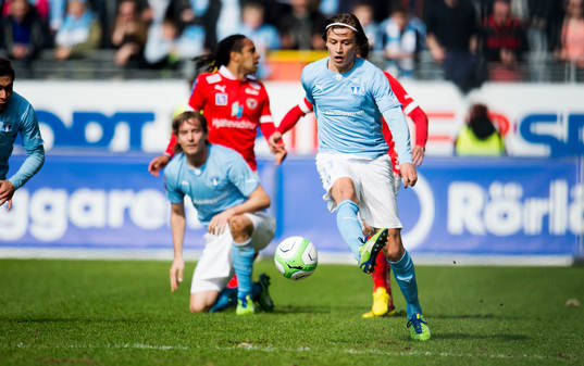 Simon Thern, Malmö FF, slår som vanligt en pass med en