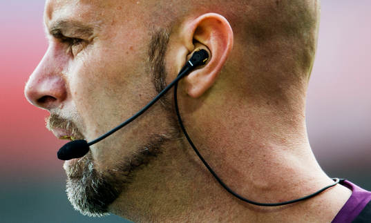domare Stefan Johannesson med sit headset