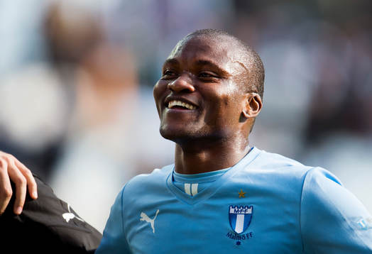 en glad Tokelo Rantie, Malmö FF, tackar publiken