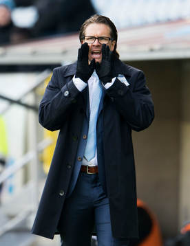 Rikard Norling, tränare Malmö FF, skriker ut instruktioner