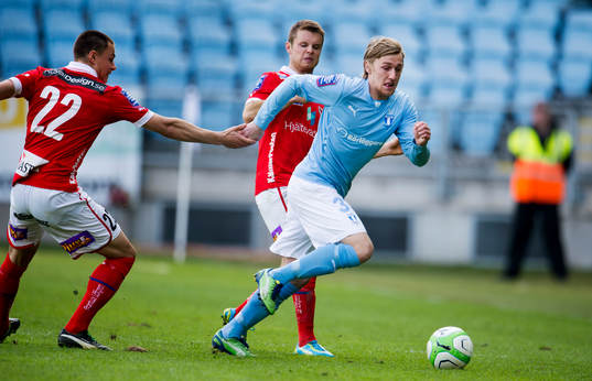Emil Forsberg, Malmö FF, smiter emellan Melker Hallberg