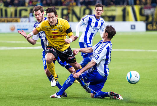 Philip Haglund, IFK Göteborg, jagar Stefan Ishizaki,