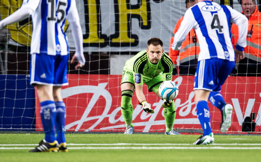 John Alvbåge, målvakt, IFK Göteborg, plockar upp bollen