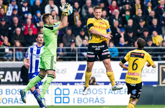 Anders Svensson, Elfsborg, missar en nick och bollen går