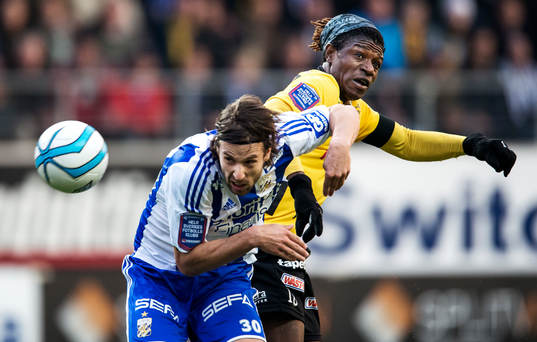 Mattias Bjärsmyr, IFK Göteborg, i nickduell med Mohamed