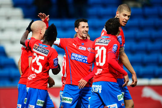 Loret Sadiku gratulerar Mattias Lindström som gjort 1-0