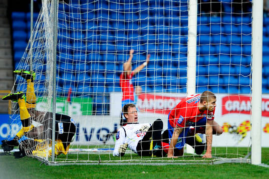 Robin Simovic, Helsingborg har tryckt in Gbenga Arokoyo och
