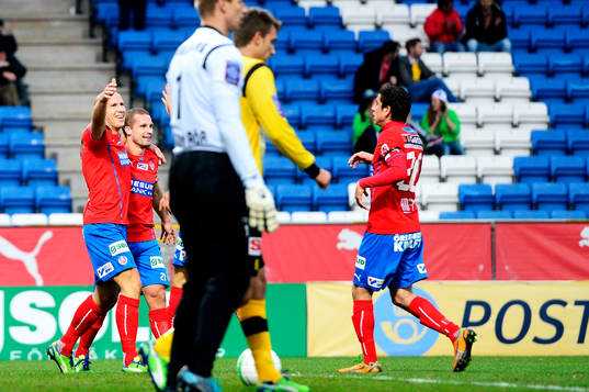 Loret Sadiku gratulerar Mattias Lindström som gjort 1-0.