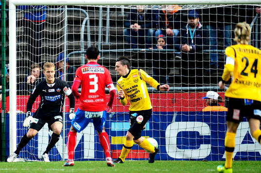 Pär Hansson, målvakt, Helsingborg ser Kristian Haynes,