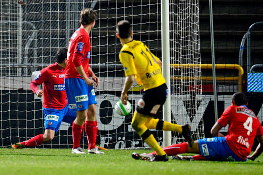 Haris Radetinac, Mjällby. ser bolle gå in i Helsingborgs