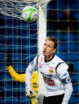 Mattias Asper, målvakt, ser bollen gå precis utanför mål