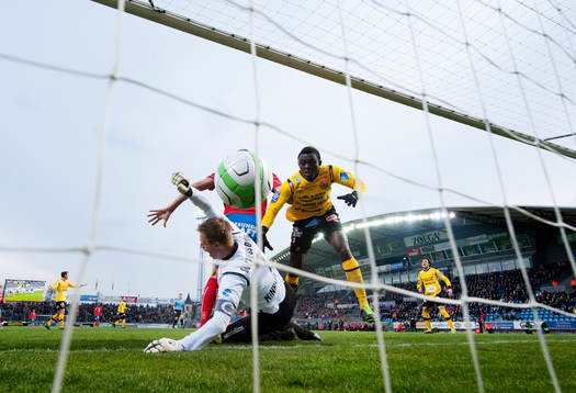Robin Simovic, Helsingborg, forcerar boll, Mattias Asper,