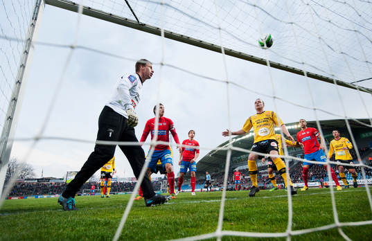 Mattias Asper, målvakt, lyckas tippa bollen över ribban,