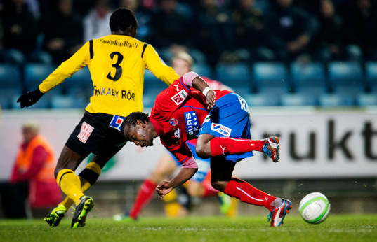 May Mahlangu, Helsingborg, ramlar framåt när Gbenga
