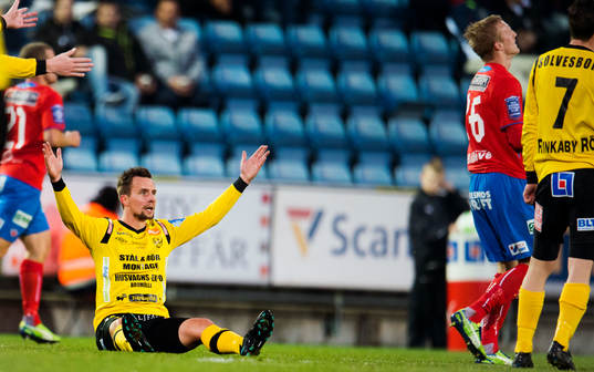 Daniel Nicklasson, Mjällby, kapas av Peter Larsson,