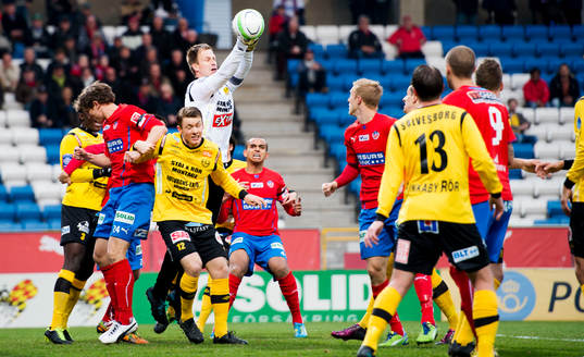 Mattias Asper, målvakt, Mjällby, boxar ut